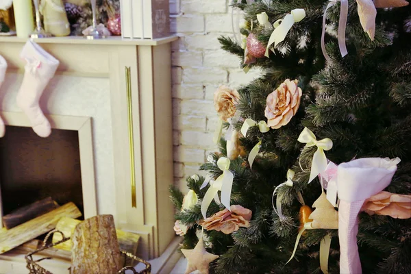Рождественская комната с крысиным камином и Санта — стоковое фото