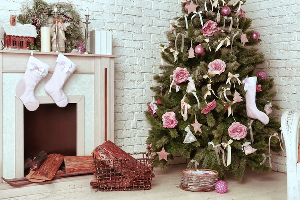 Weihnachtlich dekoriertes Zimmer mit Rattenkamin und Weihnachtsmann Stockfoto