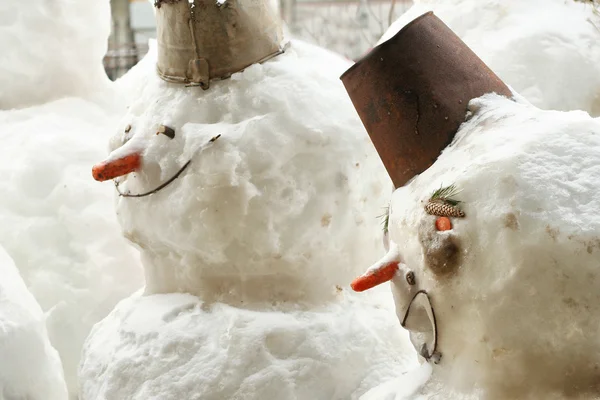 Umění skupina sněhuláci na ulici — Stock fotografie