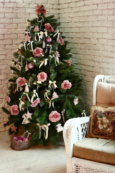 Árbol decorado de Navidad en el fondo de la pared de ladrillo blanco —  Fotos de Stock