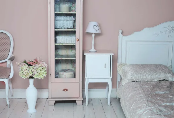 Cozy pink bedroom with floor vase and flowers — Stock Photo, Image