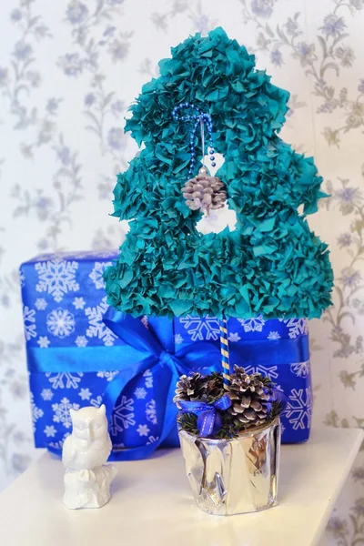 Weihnachten geschmückter Baum auf der weißen Backsteinwand Hintergrund — Stockfoto