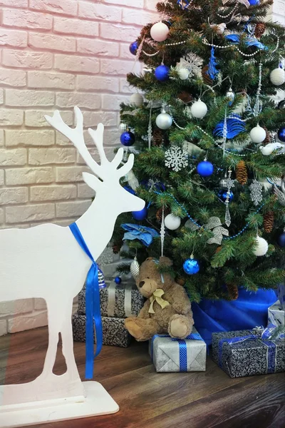 Árbol decorado de Navidad en el fondo de la pared de ladrillo blanco —  Fotos de Stock