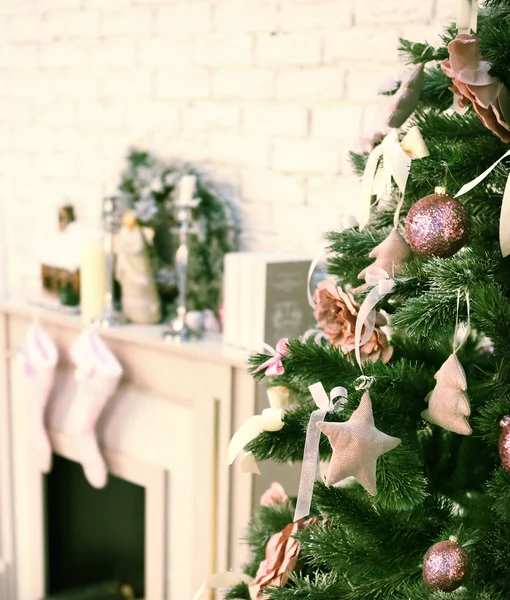 Weihnachtsgeschmückter Baum — Stockfoto