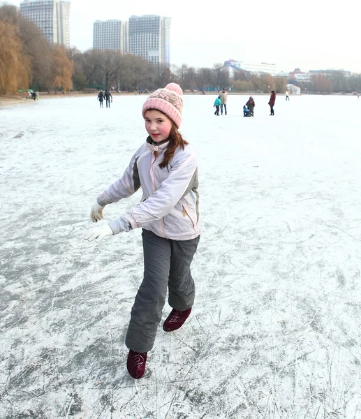 Bella preteen ragazza pattinaggio artistico in inverno aperto pattinaggio rin — Foto Stock