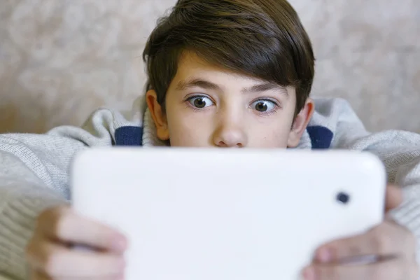 Preteen schöner Junge spielt in Tablet-Computer — Stockfoto