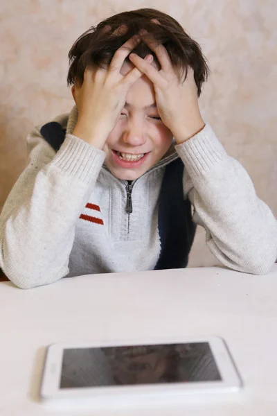 Junge mit Pad müde und bekam Kopfschmerzen vom Pad-Computer — Stockfoto