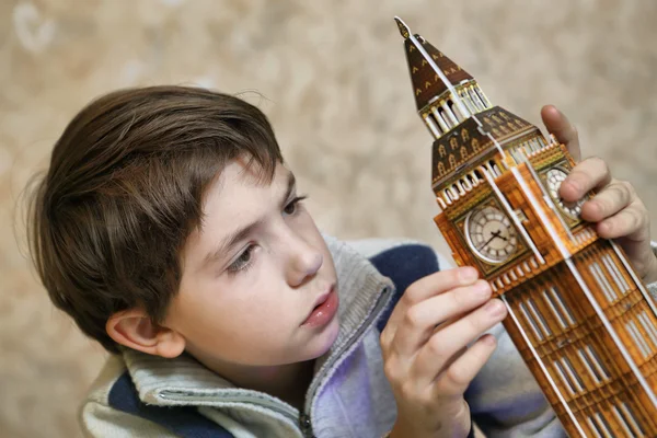 Junge preteen komplette Big Ben Tower puzzle — Stockfoto