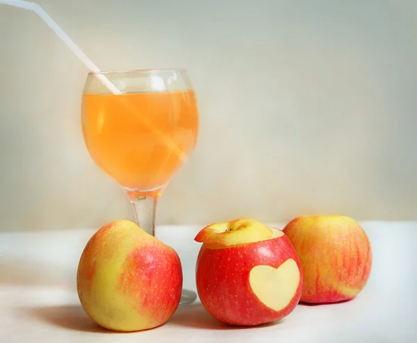 苹果在桌子上的苹果汁葡萄酒杯 — 图库照片
