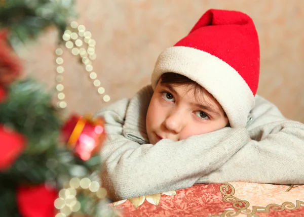 Yakışıklı varoluş erkek çocuk Noel Noel Baba şapkası — Stok fotoğraf