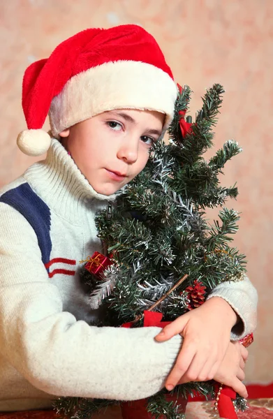 Yakışıklı varoluş erkek çocuk Noel Noel Baba şapkası — Stok fotoğraf