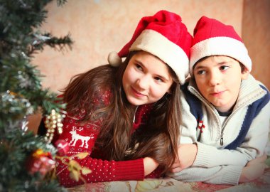 yakışıklı varoluş oğlan ve kız kardeşi Noel Noel Baba şapkası 