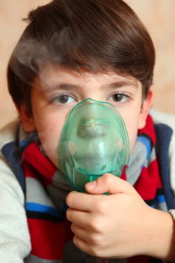 Virul hastalığı baca karşı küratörlüğü olarak elektrik inhaler çocukla