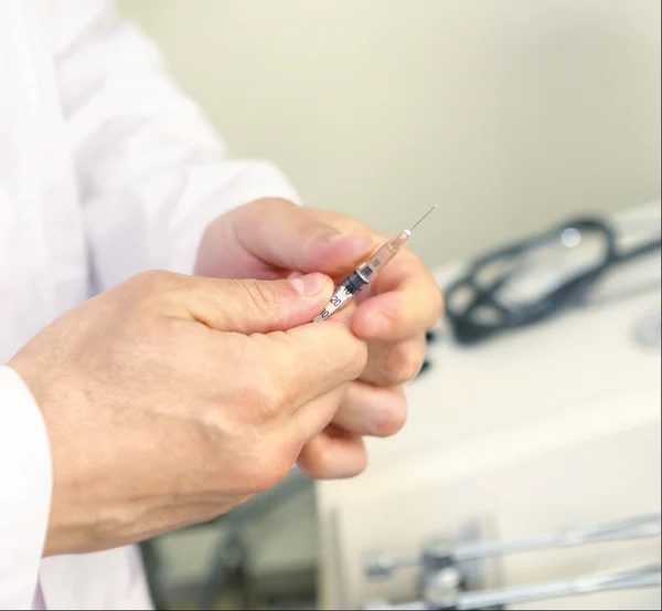 Arts handen vóór een injectie — Stockfoto