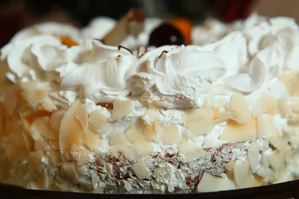 Fragment av vit tårta med körsbär och aprikos — Stockfoto