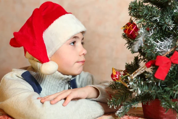 Yakışıklı varoluş erkek çocuk Noel Noel Baba şapkası — Stok fotoğraf