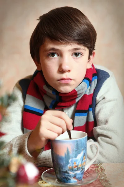 Kışın yakışıklı varoluş çocuk giyim tuhafiye — Stok fotoğraf
