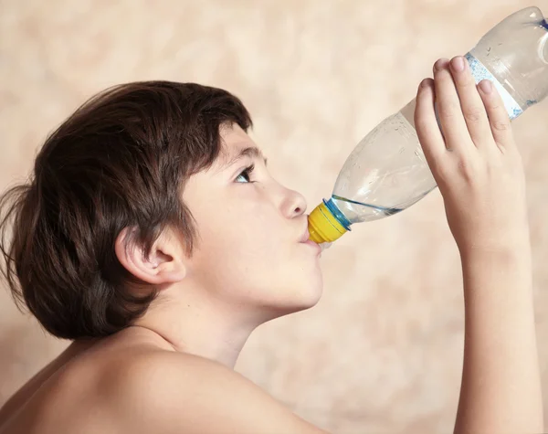 プレティーン美少年ミネラル水を飲む — ストック写真