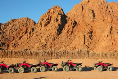Quad Bisiklet safari gezisi Mısır çölde içine