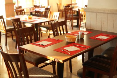 Herşey dahil restoranında sunulan tablo hazırlamak kahvaltı için