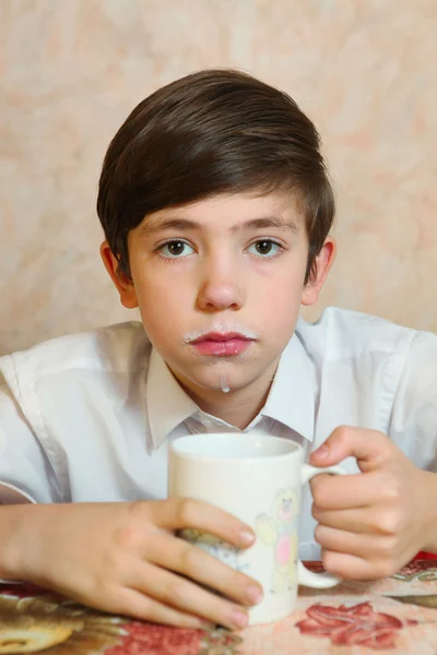 Schattige preteen knappe jongen drinken melk — Stockfoto