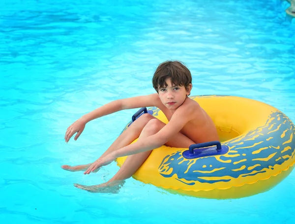 Preteen menino no parque aquático ao ar livre — Fotografia de Stock