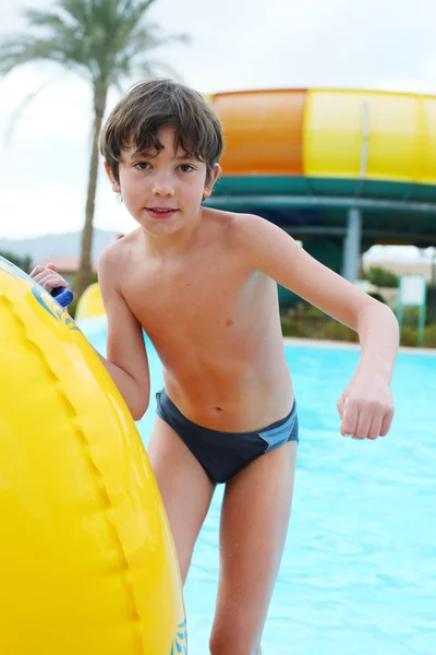 Frühchen kleiner Junge im Freiluftaquapark — Stockfoto