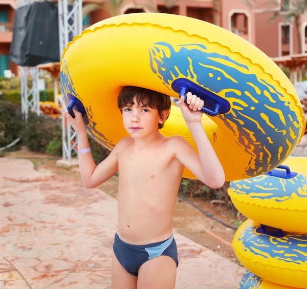 Preteen mały chłopiec w plenerze aqua parku — Zdjęcie stockowe