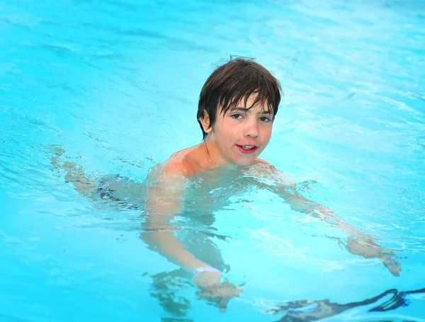 Preteen menino no parque aquático ao ar livre — Fotografia de Stock