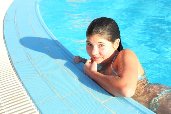 Preteen fille en plein air piscine en egypte — Photo