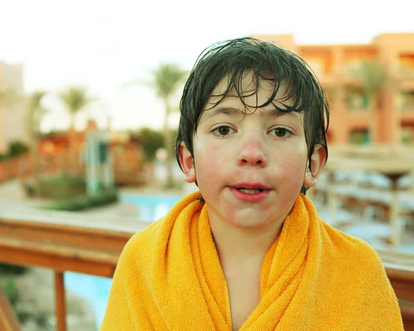 Préadolescent petit garçon en plein air aqua park — Photo