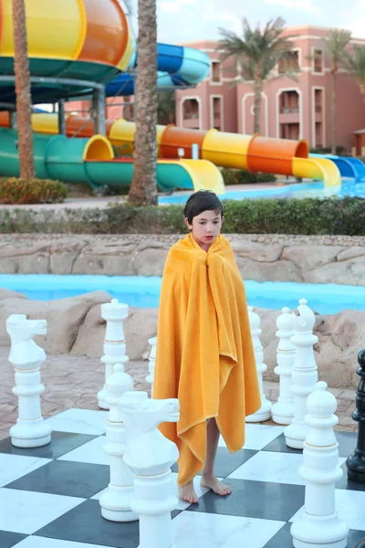 Preteen menino no ar livre aqua parque jogar xadrez — Fotografia de Stock