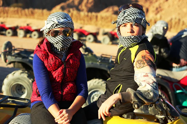 Brother and sister childern in quad bike safari trip into desert — Stock Photo, Image