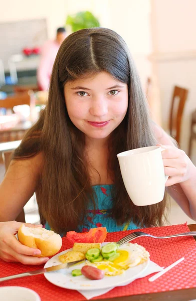 長い黒髪の美しい少女のプレティーン朝食を持っている、 — ストック写真