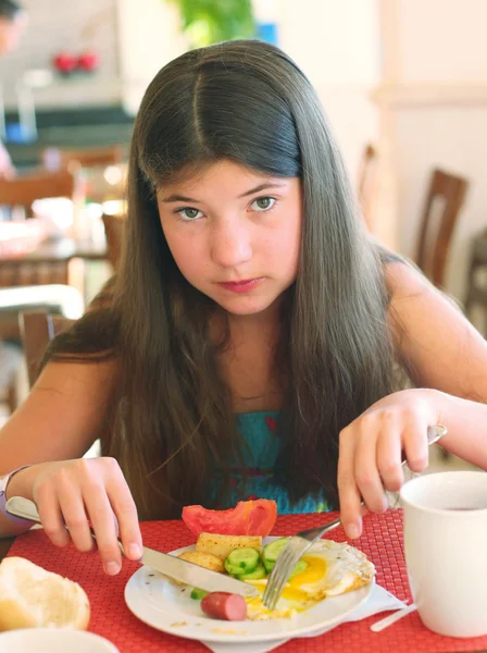 Preteen mooi meisje met lang donker haar ontbijten de — Stockfoto