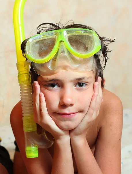 Preteen jongen in snorkelen masker en buis — Stockfoto