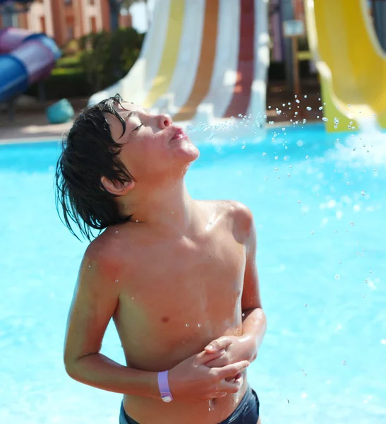 Preteen μικρό αγόρι στο ύπαιθρο aqua πάρκο — Φωτογραφία Αρχείου