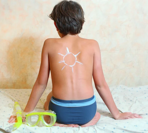 Niño preadolescente guapo con crema anti quemaduras de sol y máscara de snorkel — Foto de Stock