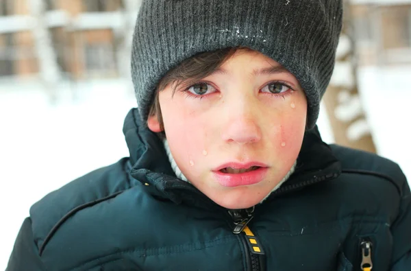 Preteen pojke gråta frustrerad efter sönder hans jacka — Stockfoto