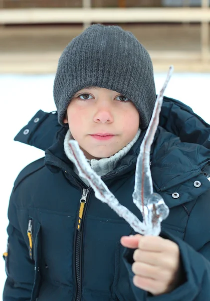 Preteen pojke med trädgrenar i istapp — Stockfoto