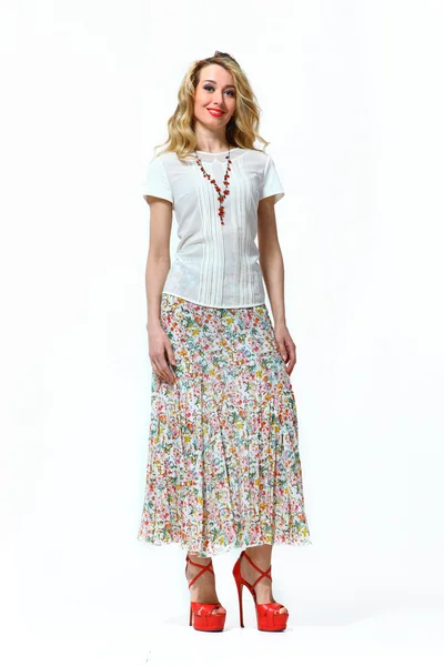 Krásný obchodní žena módní model dívka v letní bílé košile a sukně květinové tištěné — Stock fotografie