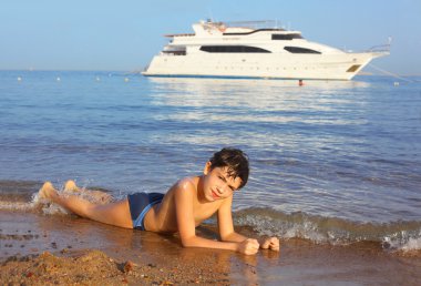yakışıklı varoluş güneş tabaklanmış Res deniz plajda Yüzme çocuk bir