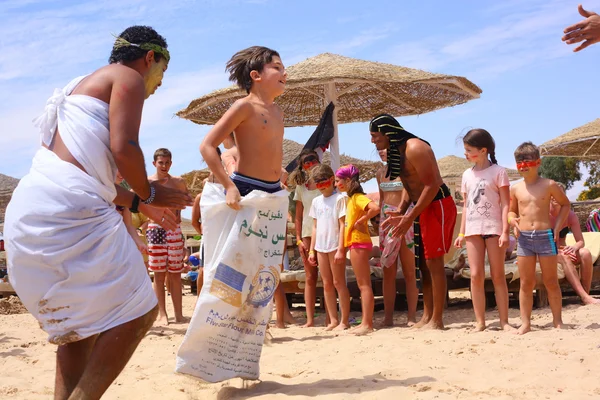 EGYPT, HURGHADA, MARCH 31, 2015: Animation team perform Olympic — Stock Photo, Image