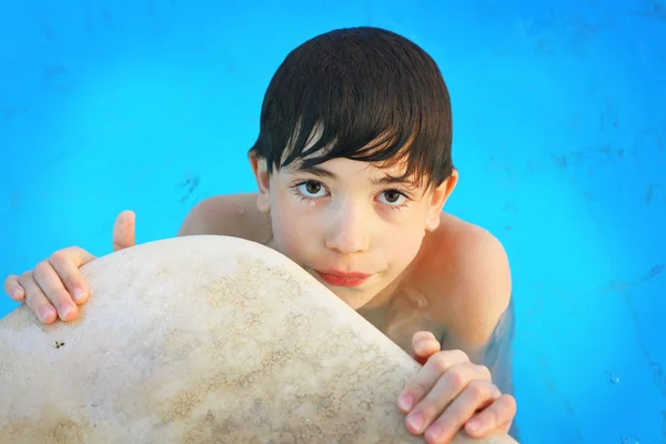 Frühchen kleiner Junge im Freiluftaquapark — Stockfoto