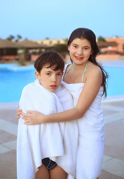 Hermanos hermosos hermano y hermana en toalla después de nadar i — Foto de Stock