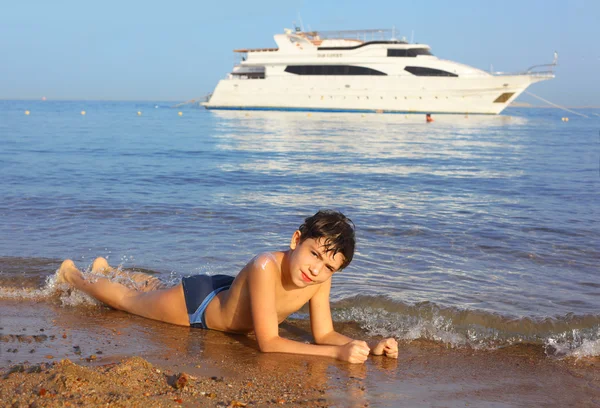 Bonito preteen sol bronzeado menino nadando no Res mar praia um — Fotografia de Stock