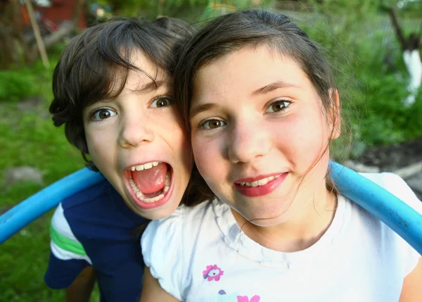 Hermanos preadolescente chico y chica juntos de cerca retrato en el —  Fotos de Stock