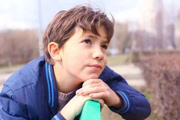 Knappe preteen jongen expressieve sluiten zwart en wit portret — Stockfoto