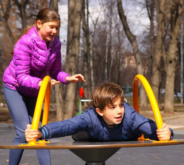 Geschwister preteen hübsch mädchen und handsome junge spielen im outdoor — Stockfoto