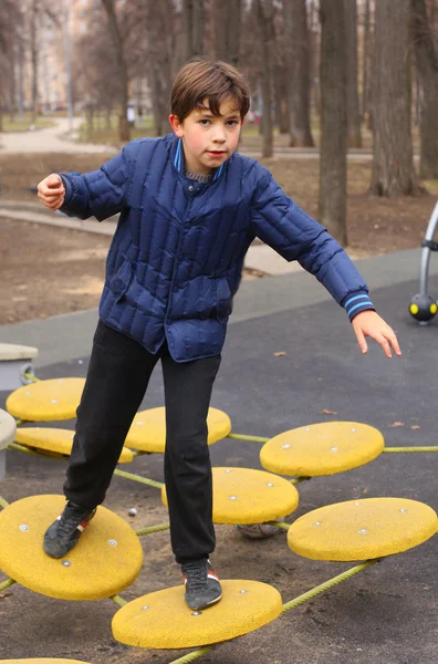 Preteen bel ragazzo treno in palestra all'aperto campo di allenamento. Uguale — Foto Stock